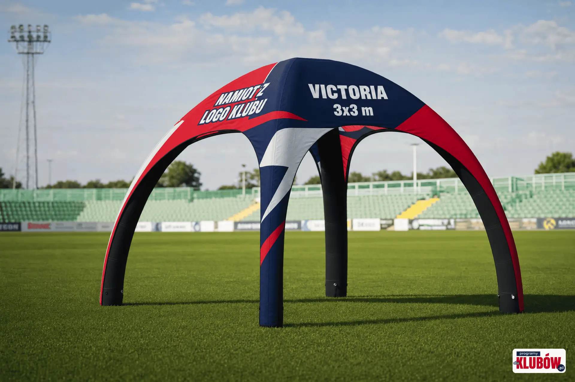 Namiot dmuchany stałociśnieniowy Victoria 3x3m w barwach czerwono-granatowych z nadrukiem logo na boisku