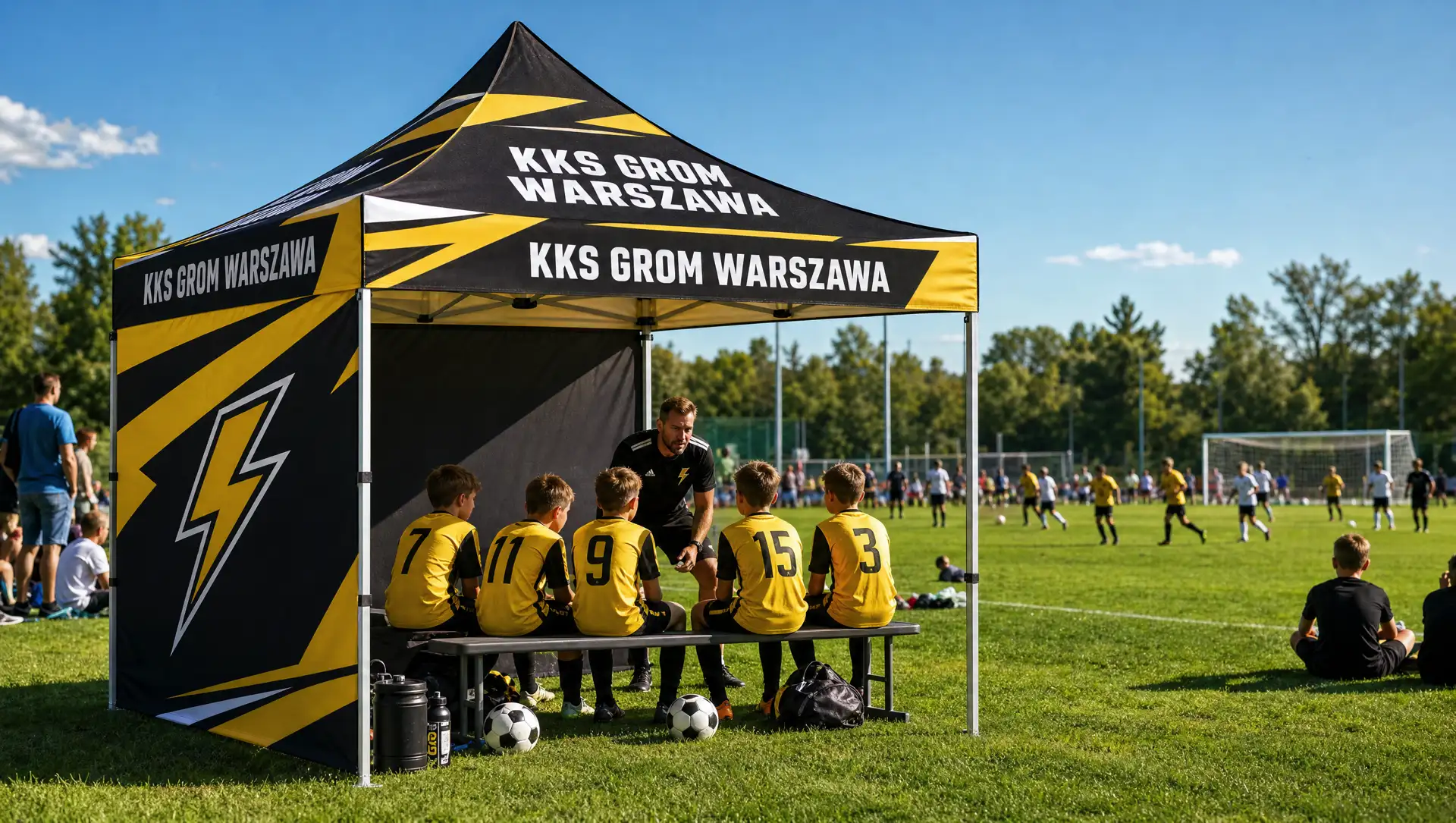 Niezawodny namiot ekspresowy z nadrukiem herbu KKS Grom Warszawa na stoisku podczas turnieju piłkarskiego