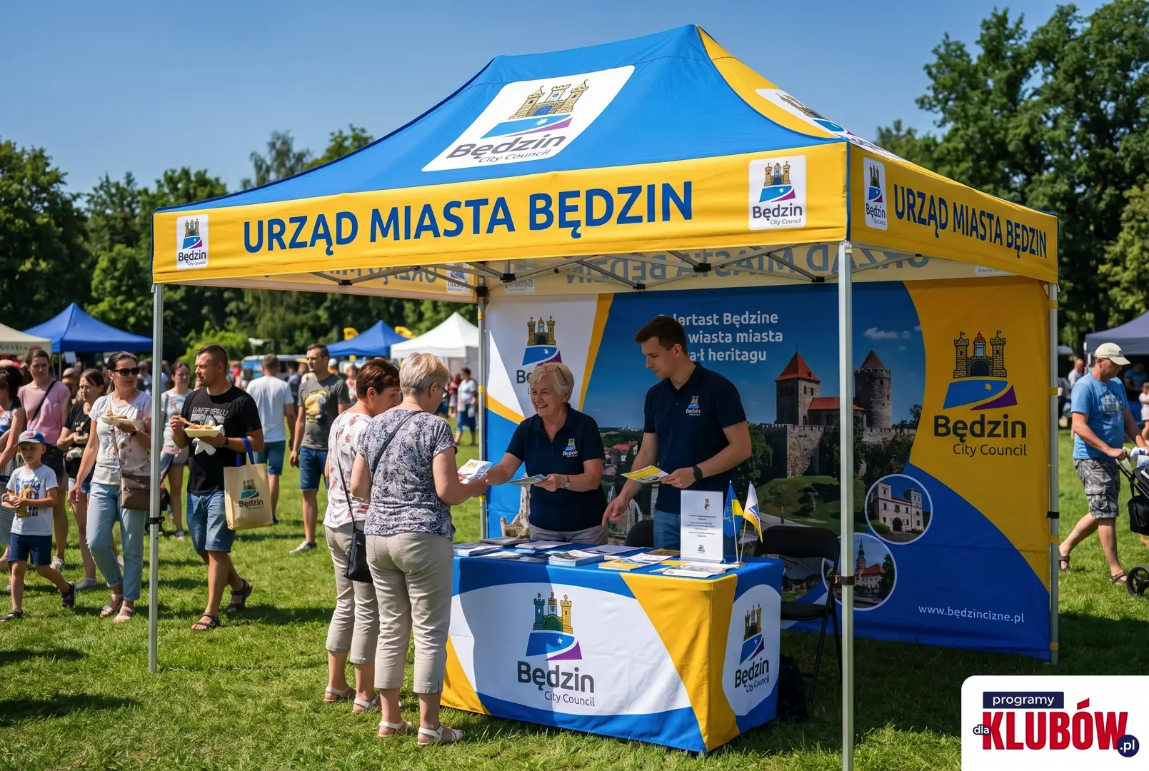Namiot reklamowy VELA z logo klubu sportowego, rozstawiony na trawie podczas wydarzenia plenerowego