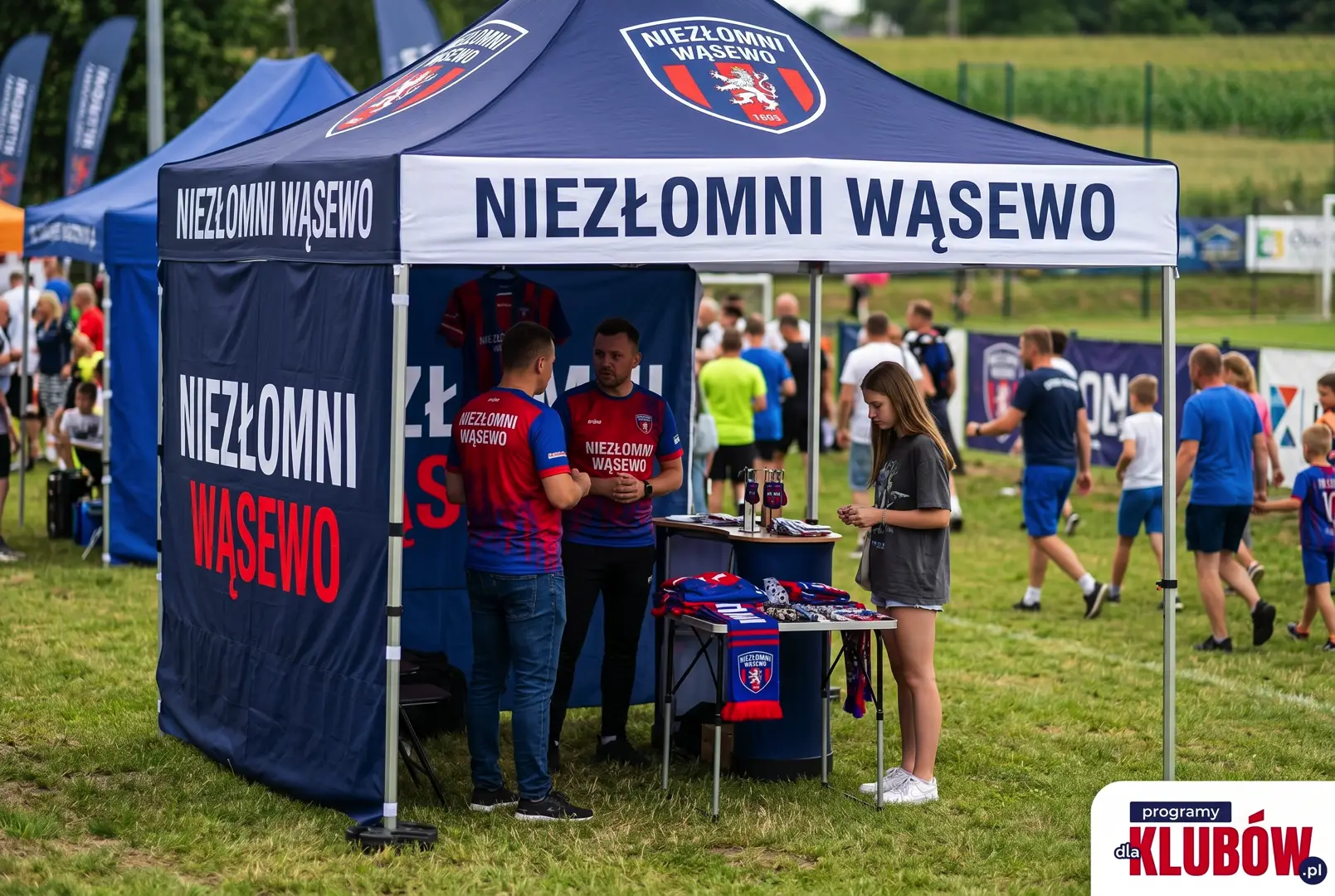 Namioty reklamowe z nadrukiem herbu Niezłomni Wąsewo jako oficjalna strefa kibica i punkt sprzedaży klubowych strojów