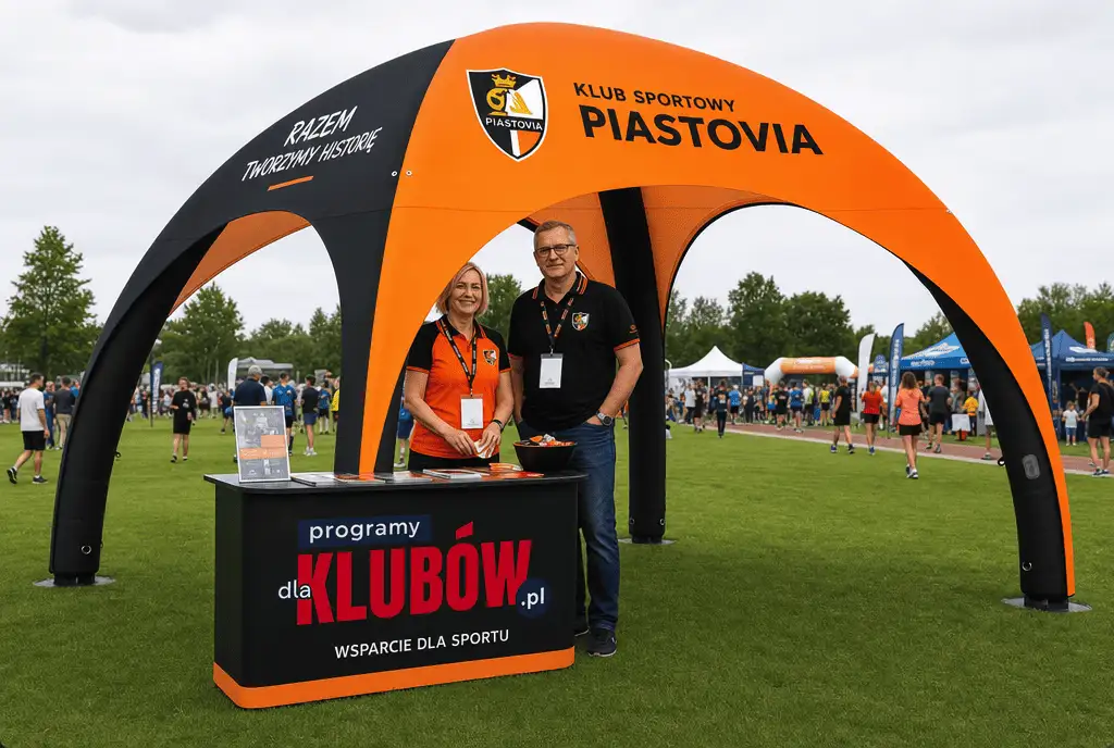 Namiot dmuchany Victoria 3x3 ze ścianą boczną na boisku
